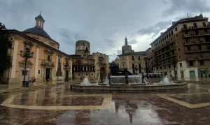 Plaza de la Virgen de Valencia tras lluvia; estacionalidad y recarga que elevan el nivel freático y la capilaridad
